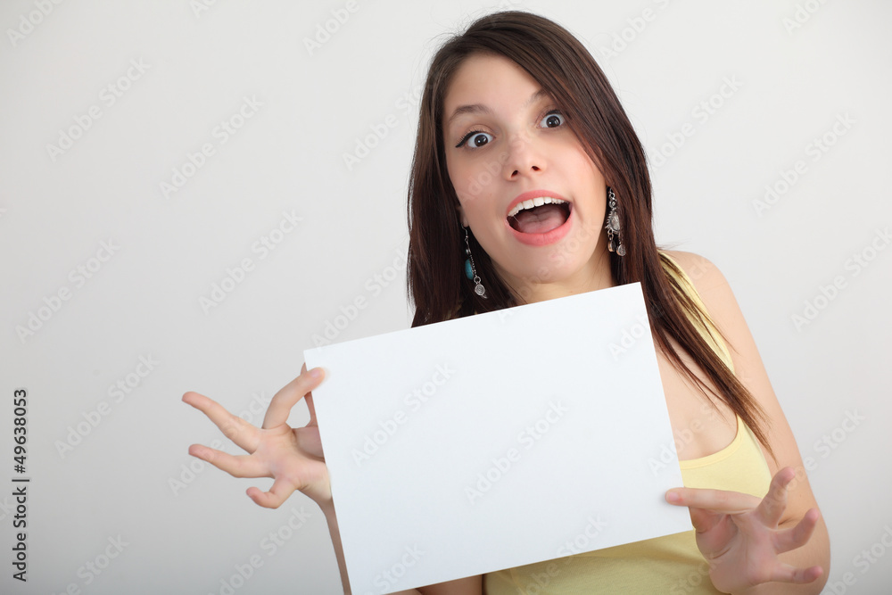 Fototapeta premium Giovane ragazza con cartello bianco