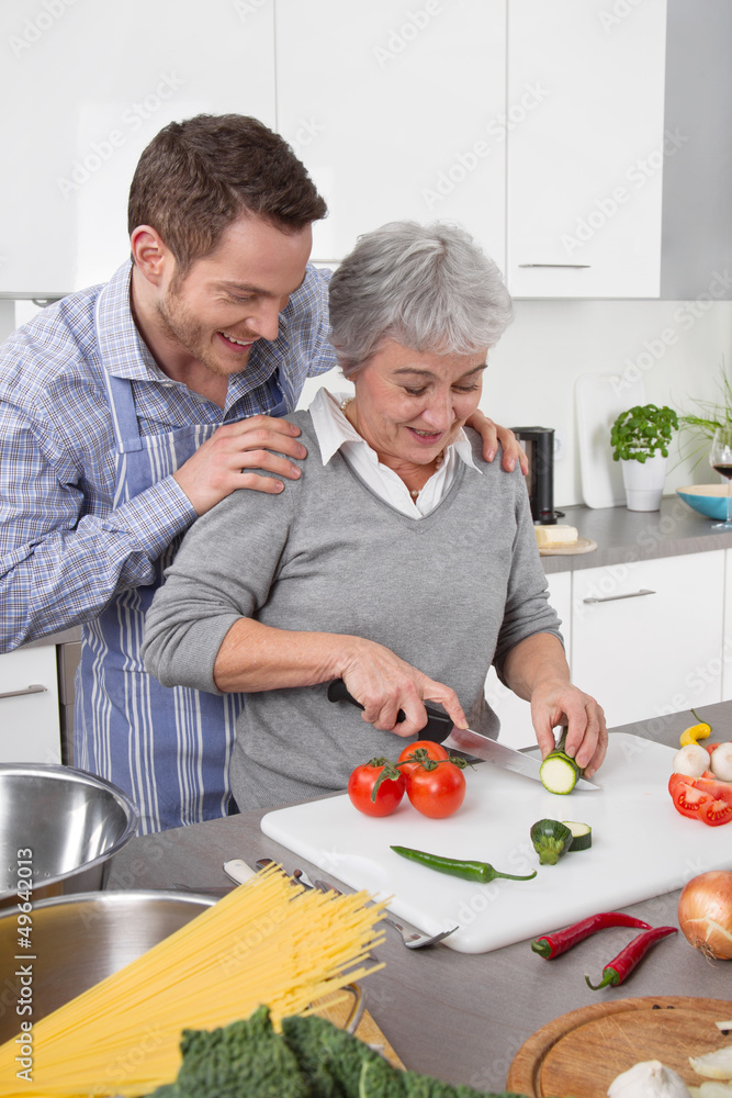 Mutter und Sohn kochen gemeinsam Mutter und Sohn kochen gemeinsam