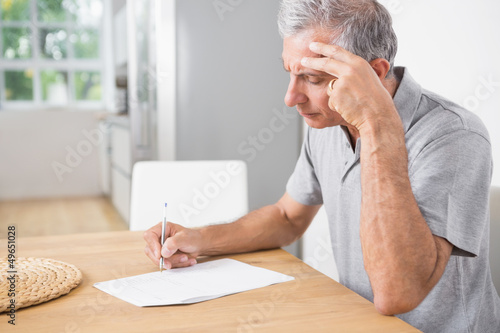 Tableau sur toile Man reading documents