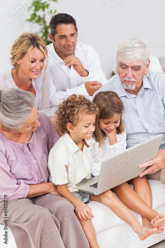 Extended family watching laptop © WavebreakmediaMicro