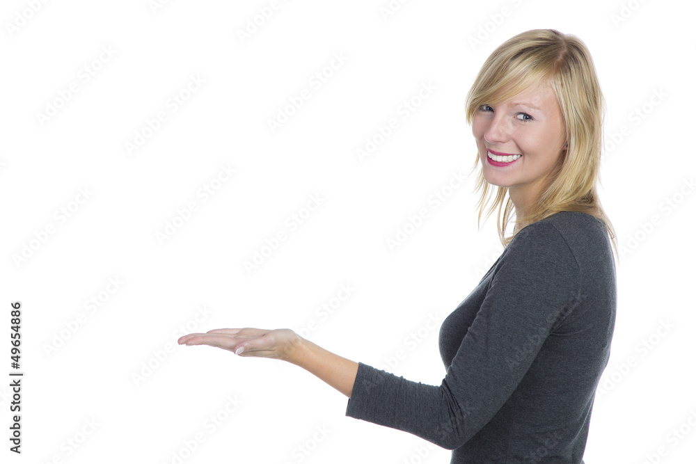 Blonde Frau präsentiert etwas in geöffneter Hand Blonde Frau präsentiert etwas in geöffneter Hand