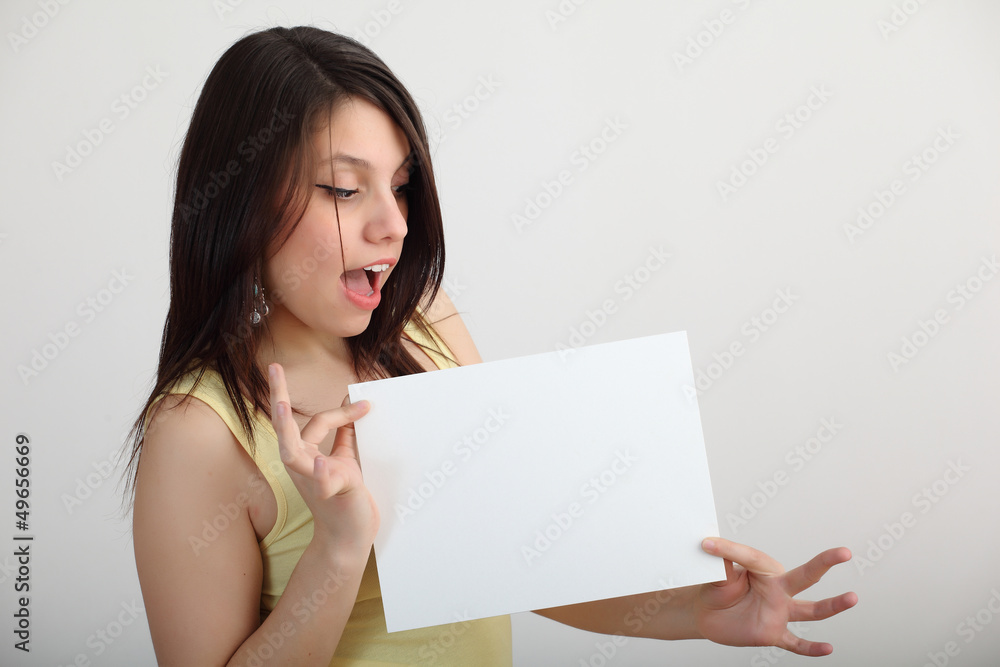 Giovane ragazza con cartello bianco Giovane ragazza con cartello bianco