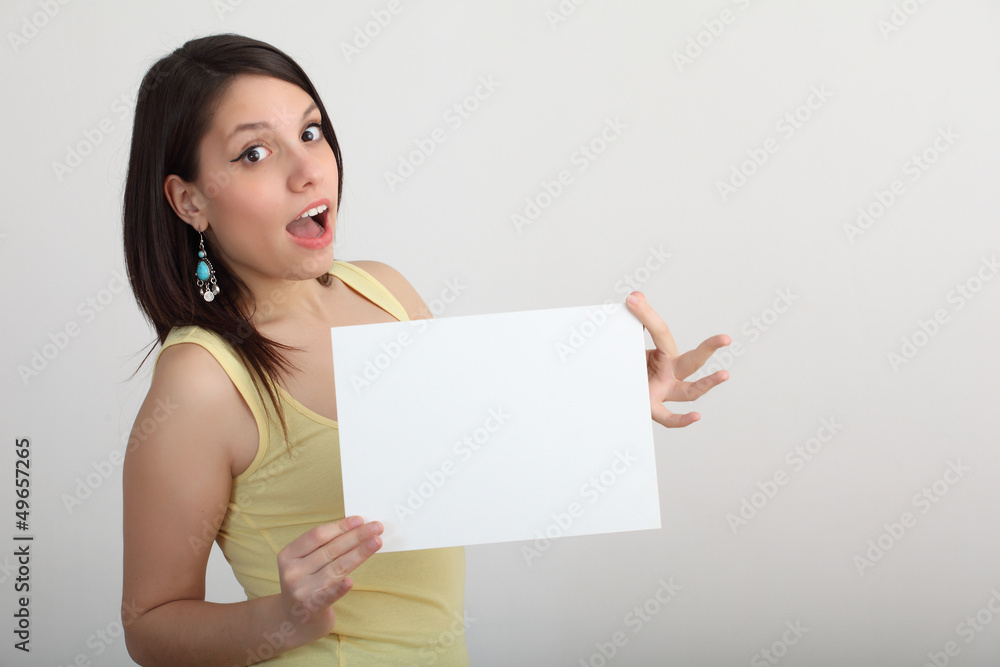 Giovane ragazza con cartello bianco Giovane ragazza con cartello bianco