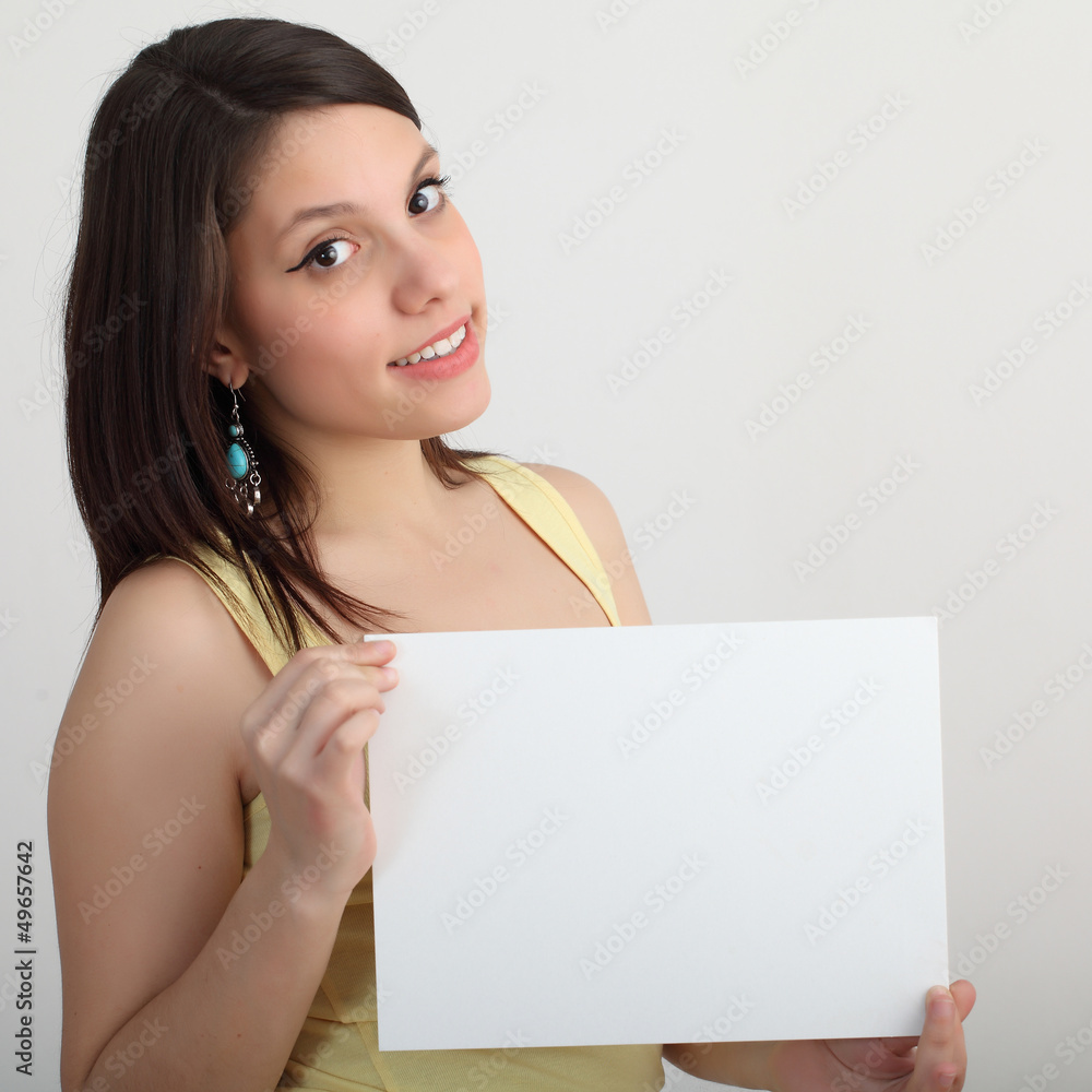 Giovane ragazza con cartello bianco Giovane ragazza con cartello bianco