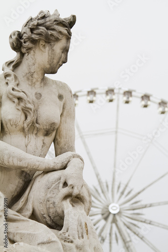 statua davanti alla ruota panoramica, parigi