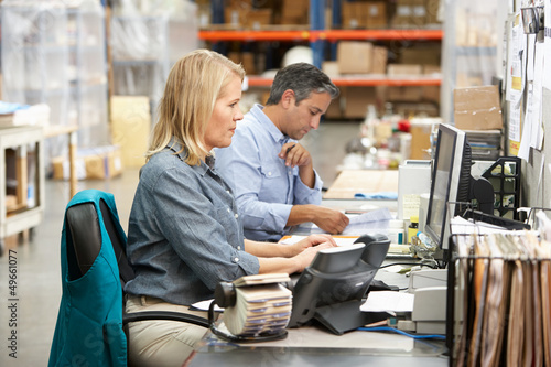 Fotografía Business Colleagues Working At Desk In Warehouse