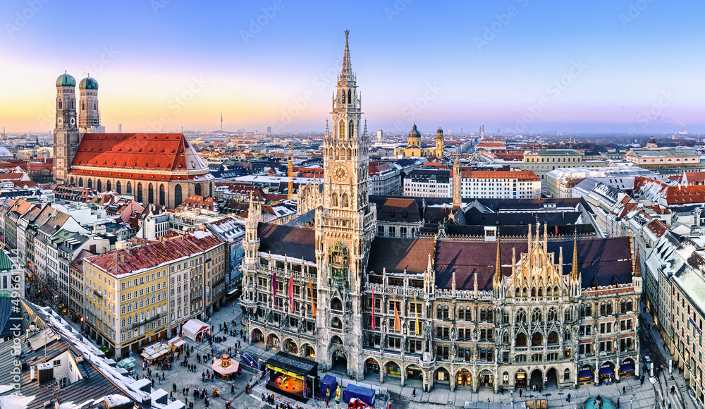 Naklejka premium Panorama centrum Monachium w wieczornym świetle