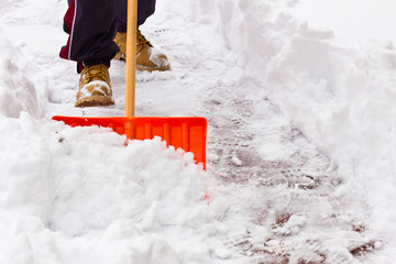 Keuken achterwand Onweer Man schept sneeuw na winterstorm  © littleny
