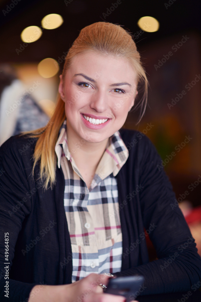 Obraz premium business woman talk by phone