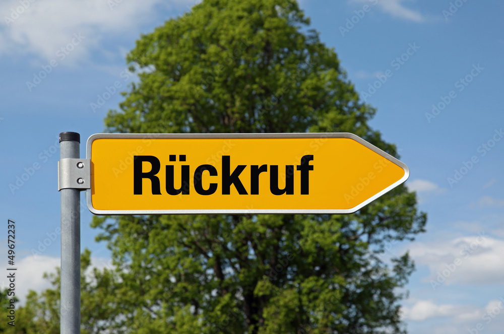 Fototapeta premium Gelber Pfeil mit Baum RÜCKRUF