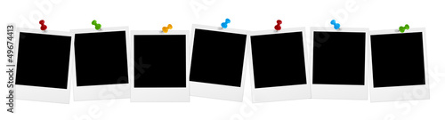 7 Polaroids in Reihe mit farbigen Pins