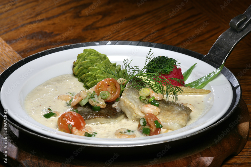 Filets vom Kabeljau (Skrei) mit Senfschaum, Garnelen Filets vom Kabeljau (Skrei) mit Senfschaum, Garnelen
