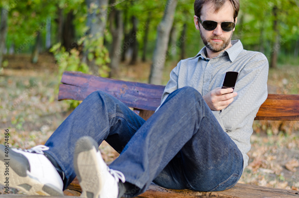 Obraz premium Man sending sms