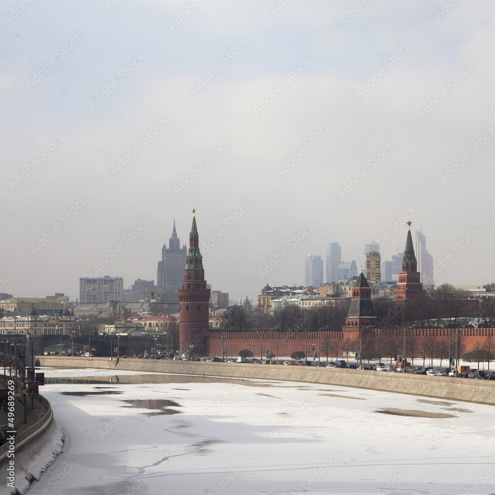 Obraz premium Moscow, view of Moskva River, Bridge Kremlin in winter time