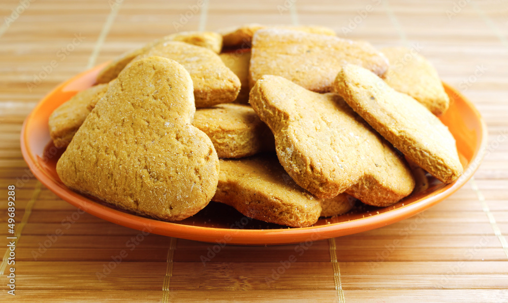 Naklejka premium Ginger snaps cookies on plate