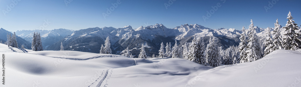 Winterpanorama in den tief verschneiten Bergen