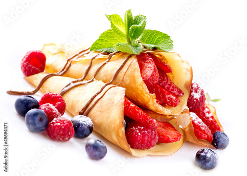 Omfloerst Met Bessen. Crêpe Met Aardbei, Framboos, Bosbes