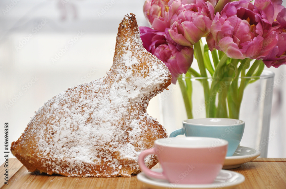 Fototapeta premium Osterhase mit Tulpen