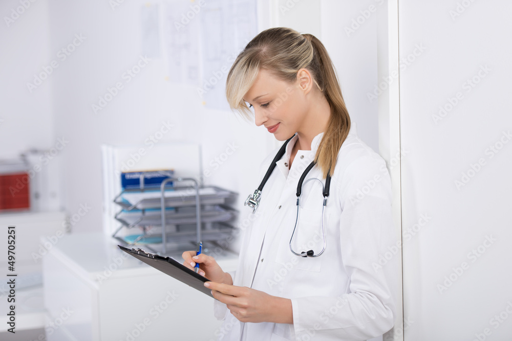 ärztin schaut auf formular ärztin schaut auf formular