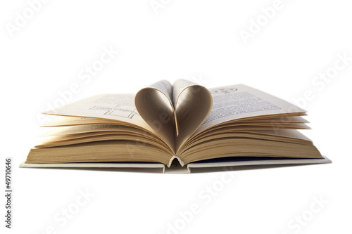 Книга и страницы в виде сердца