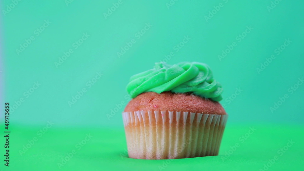 St patricks day cupcake spinning around St patricks day cupcake spinning around
