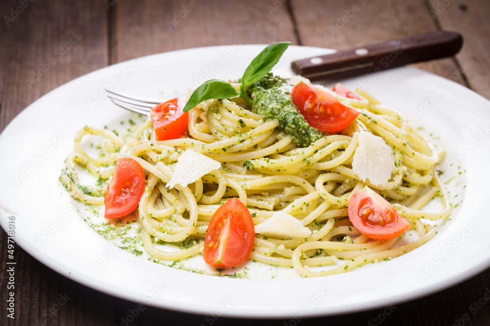 Spaghetti with green pesto Spaghetti with green pesto