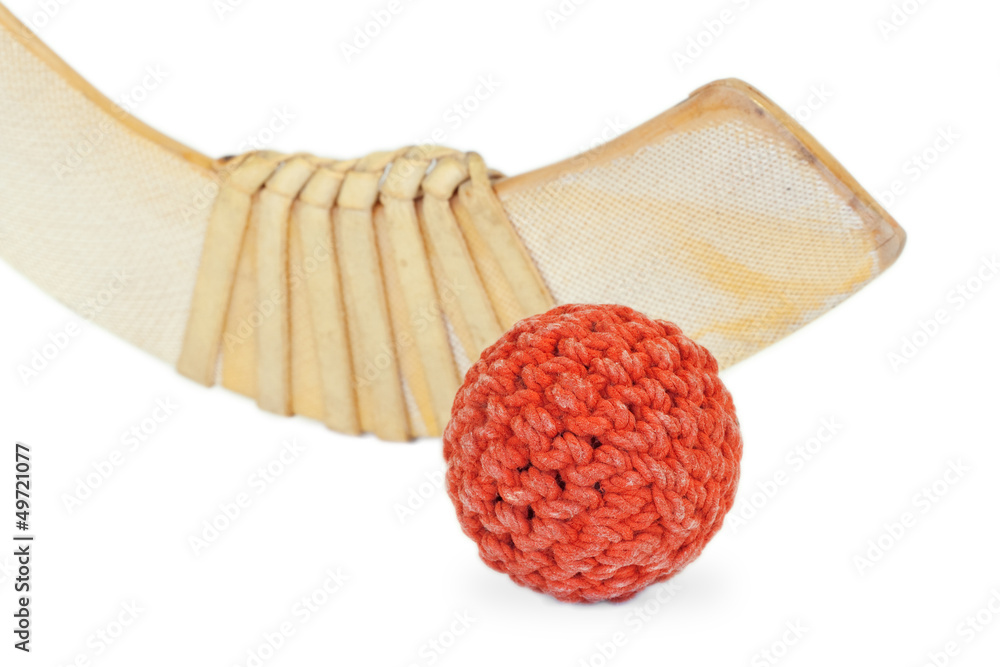 Obraz premium Hockey stick and wicker ball