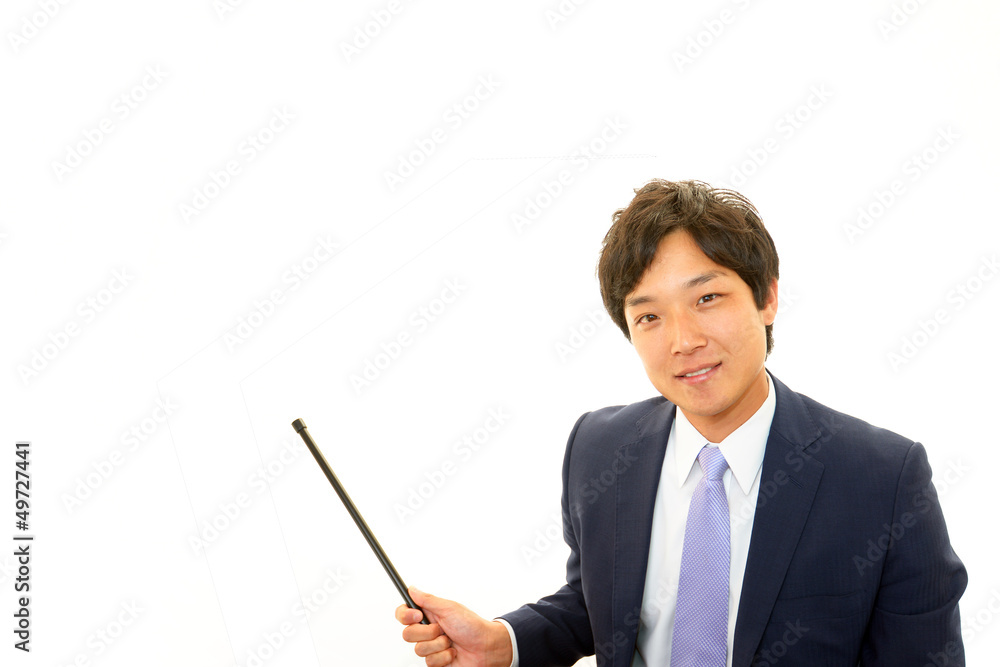指示棒を持つ笑顔のビジネスマン