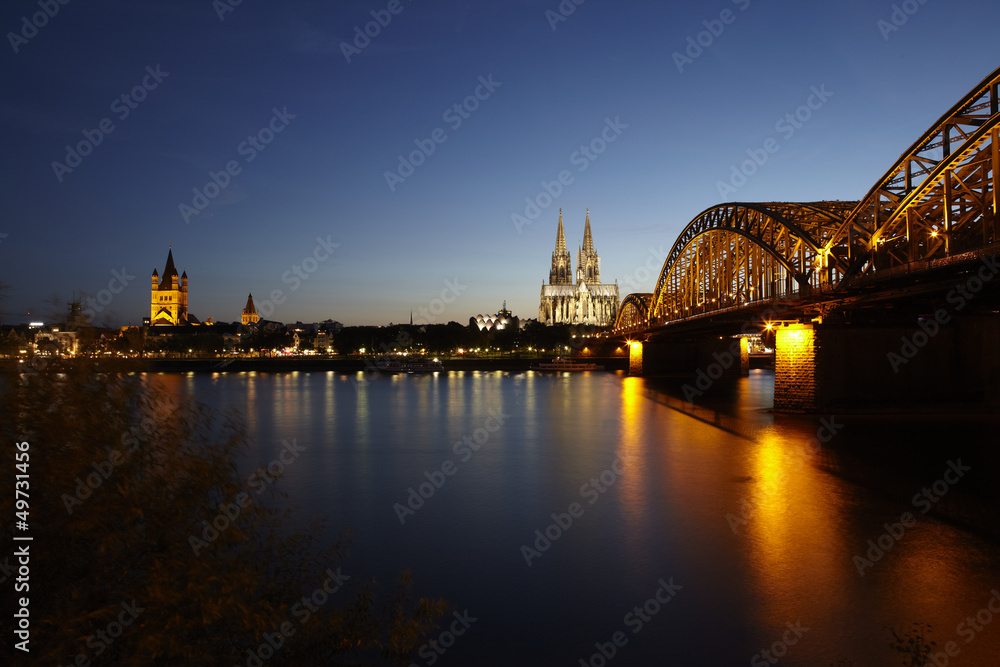 Köln - Kölner Dom und Hohenzollernbrücke am Abend