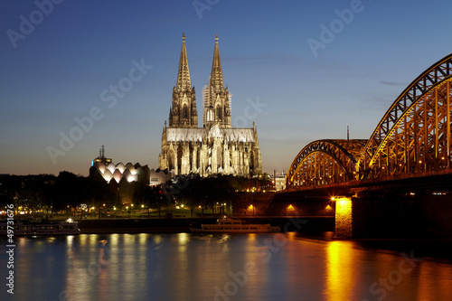 Köln - Kölner Dom und Hohenzollernbrücke am Abend © Olaf Schulz