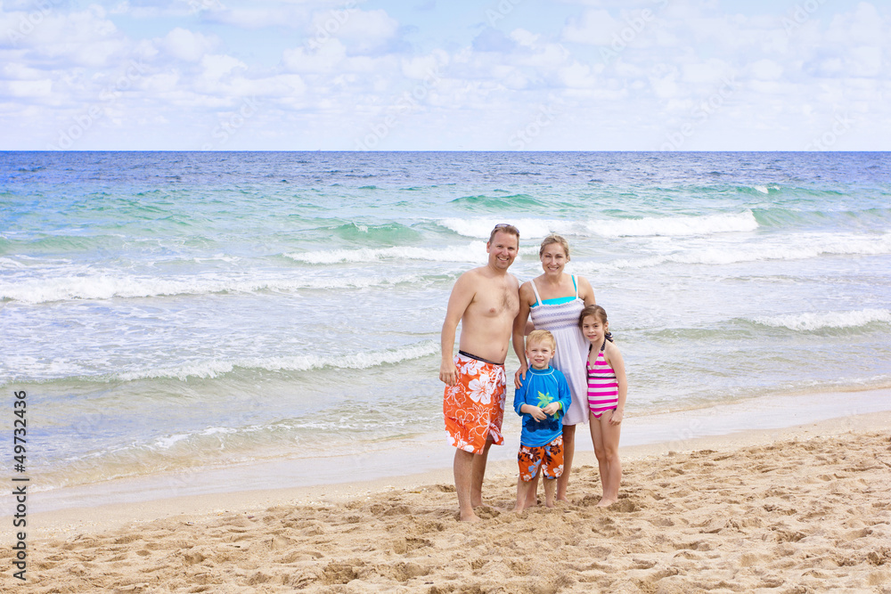 Naklejka premium Beautiful Family enjoying a day at the beach