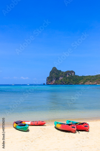 Kayaks on a beach in Thailand © Netfalls