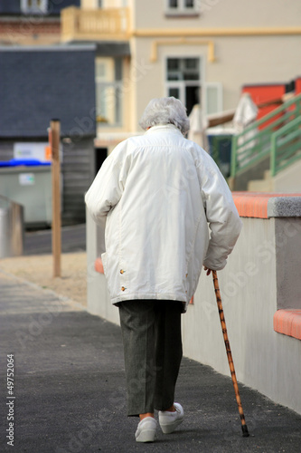 Femme âgée marchant