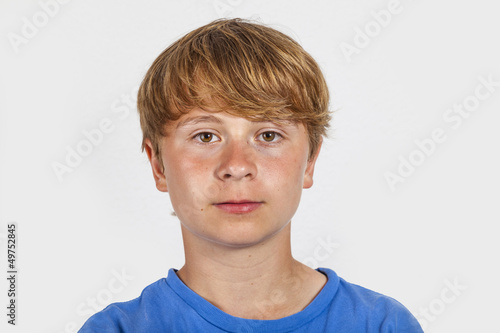Foto cute handsome boy in studio
