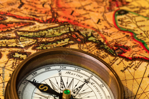 Alter Kompass mit Landkarte