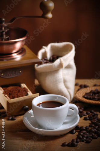 tazza di caffè espresso con macinino in legno