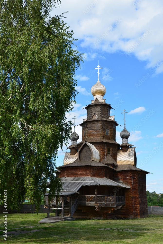 Деревянная церковь в музее зодчества в Суздале летом.