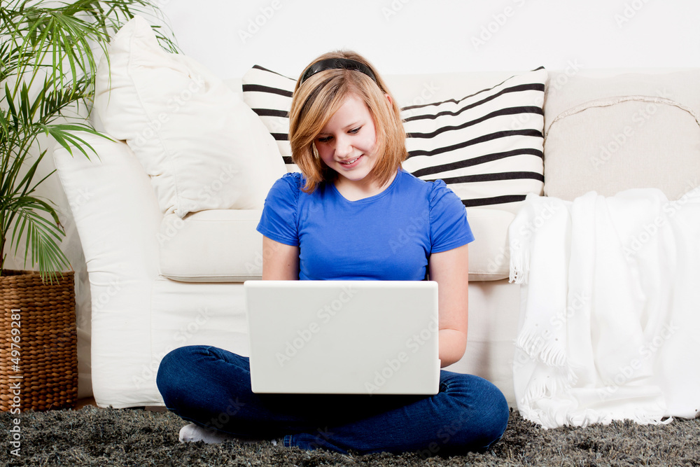 Tennager Mädchen lachend am Computer Tennager Mädchen lachend am Computer