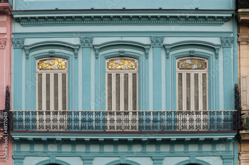 Canvas Print Blue facade of colonial building