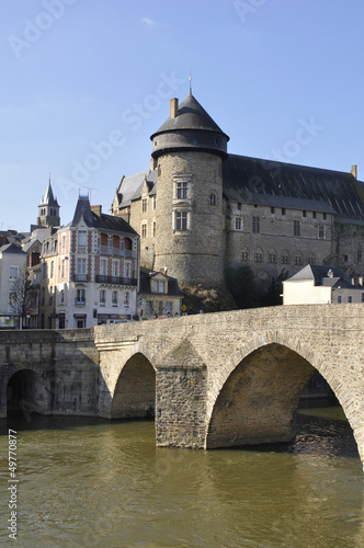 Canvas Print le chateau et le vieux pont a laval