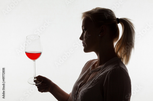 Frau mit Rotwein im Weinglas