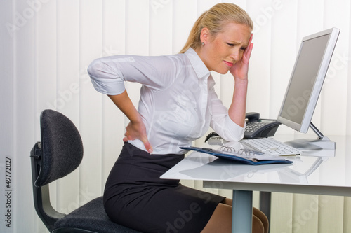 Canvas Print Frauen im Büro mit Rückenschmerzen