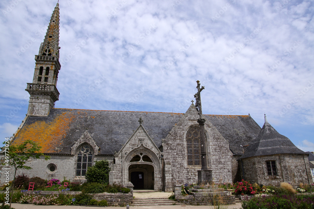 Vue méridionale de l'église Saint-Cadoan à Poullan sur Mer