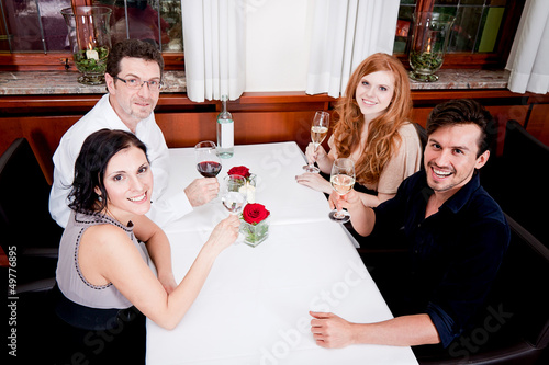 Gemischte Gruppe Menschen lachend im Restaurant photo