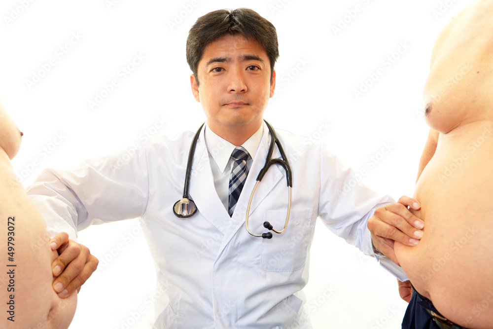肥満男性患者を心配する医師