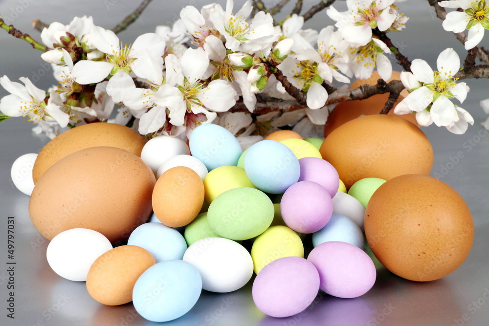 Fiori di mandorlo e uova di Pasqua Fiori di mandorlo e uova di Pasqua