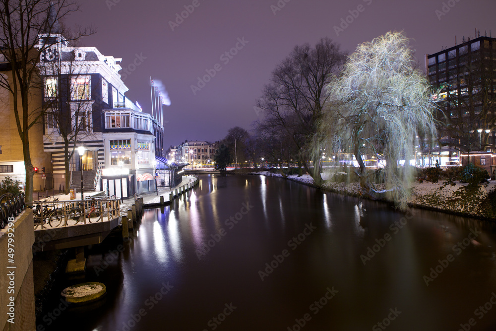 Canale di Amsterdam illuminato