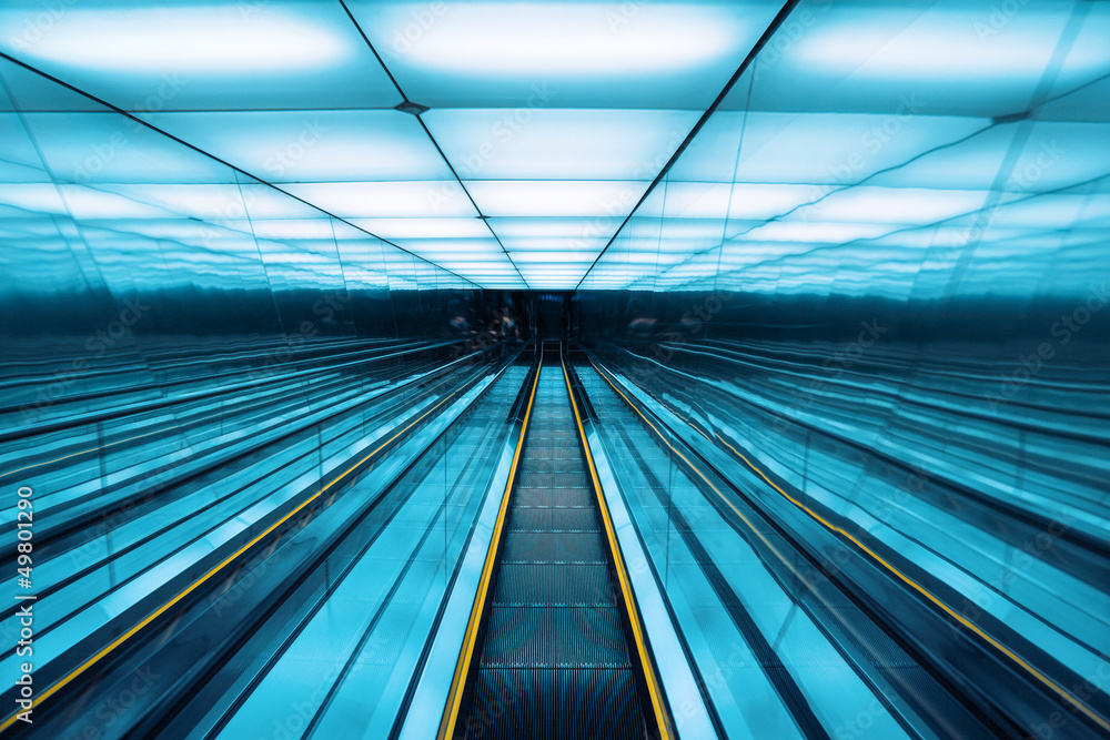 Obraz premium moving escalator in modern building