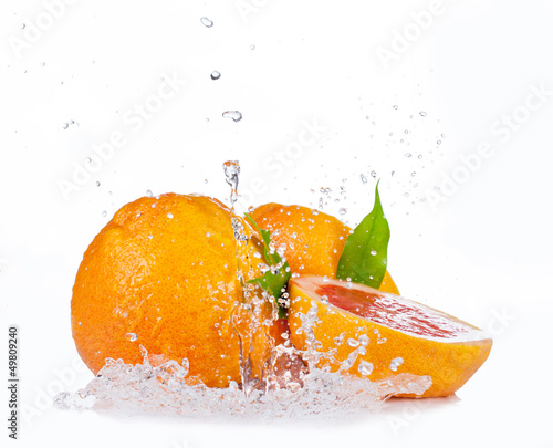 Fototapeta Naklejka Na Ścianę i Meble -  Fresh grapefruit with water splash, isolated on white background