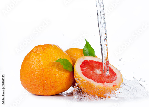Fototapeta Naklejka Na Ścianę i Meble -  Fresh grapefruit with water splash, isolated on white background